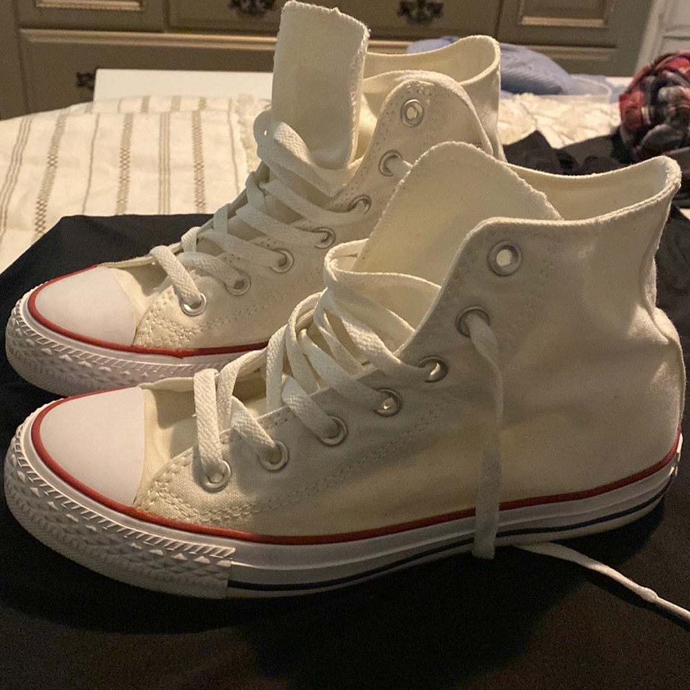 Men's 5.5, women's 7.5 high top white converse only worn a couple times.